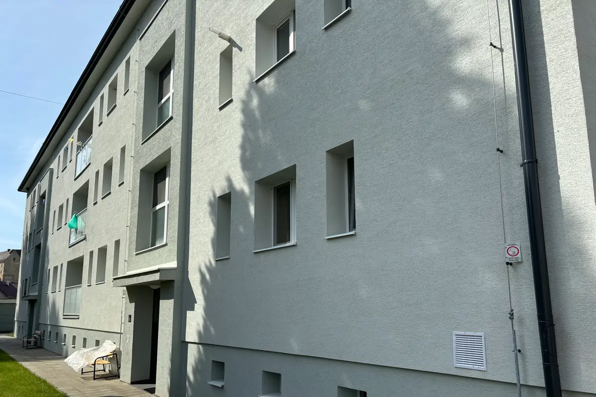 Kpt. Nálepku 181 po komplexnej obnove s novou ETICS fasádou.