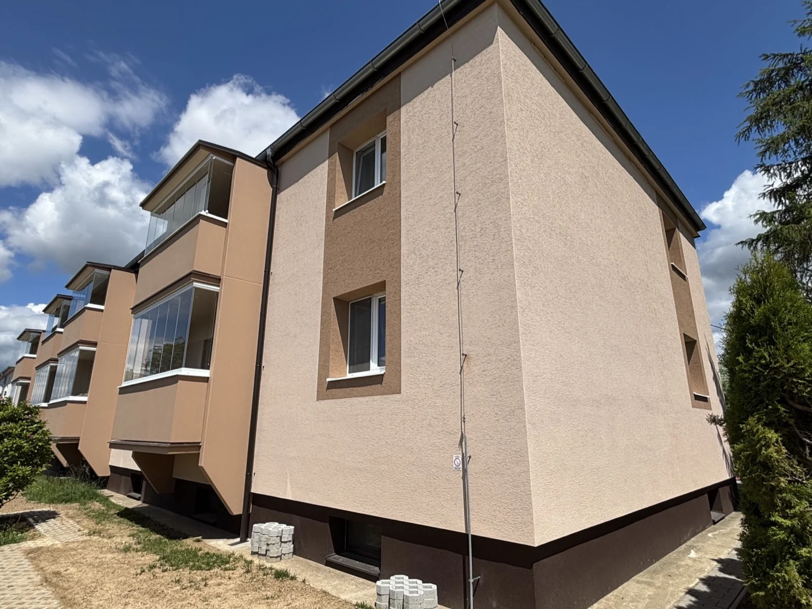 ČSA 321 Dubnica nad Váhom, detail fasády