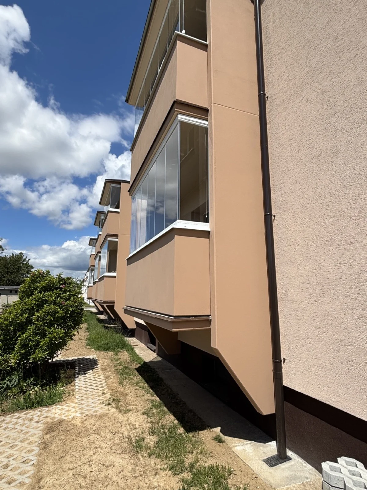 ČSA 321 Dubnica nad Váhom, vchodová strana