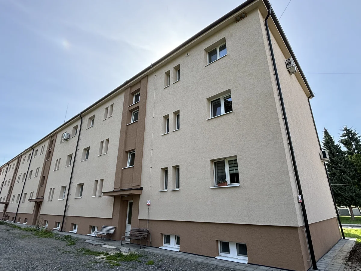 Kpt. Nálepku 237 Ilava, bočná strana