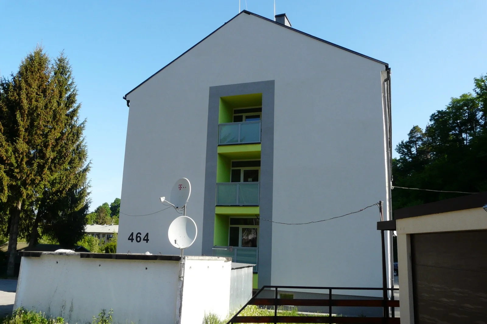 J. Kráľa 464 Ladce, bytový dom po obnove