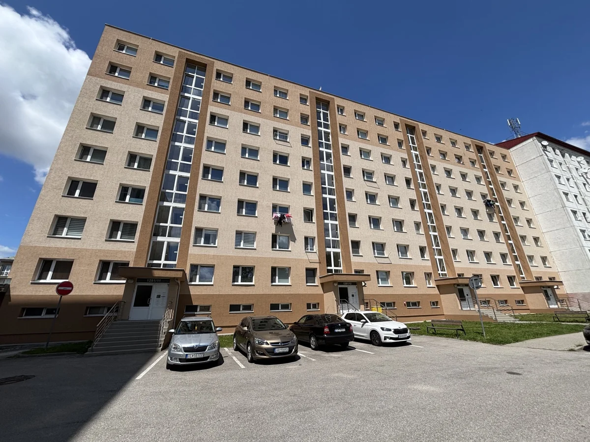 Partizánska 1281 Dubnica nad Váhom, fasáda po obnove