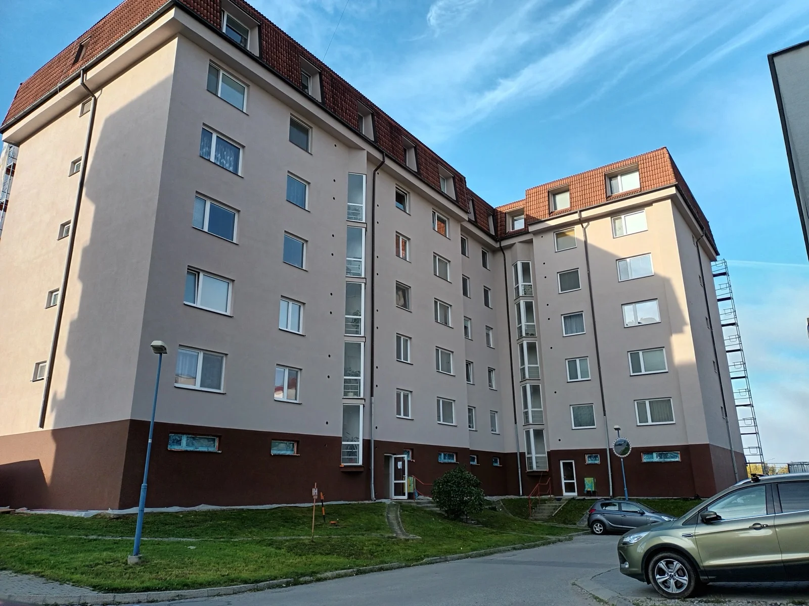 Pod Hájom 1365 Dubnica nad Váhom, bytový dom po obnove