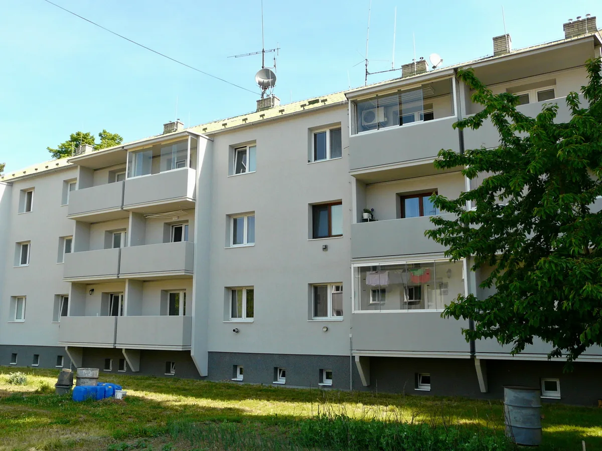 Bytový dom Bratislavská 438, Dubnica nad Váhom, komplexná obnova fasády od Stabar