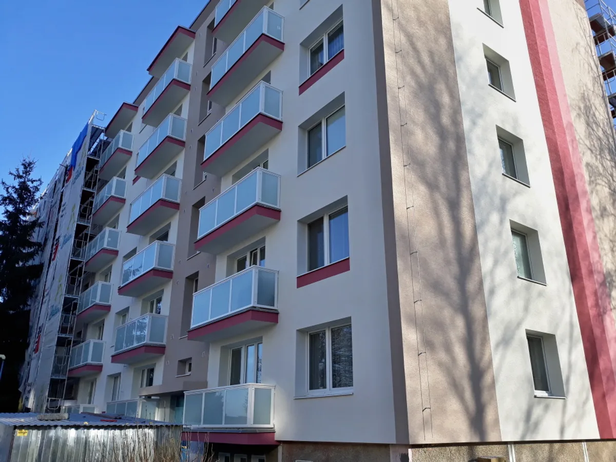 Bytový dom Centrum I 34, Dubnica nad Váhom, komplexná obnova fasády od Stabar